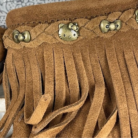 Minnetonka Hello Kitty Limited Edition Booties Brown Suede Leather NWT SZ 6 Rare - Picture 3 of 8